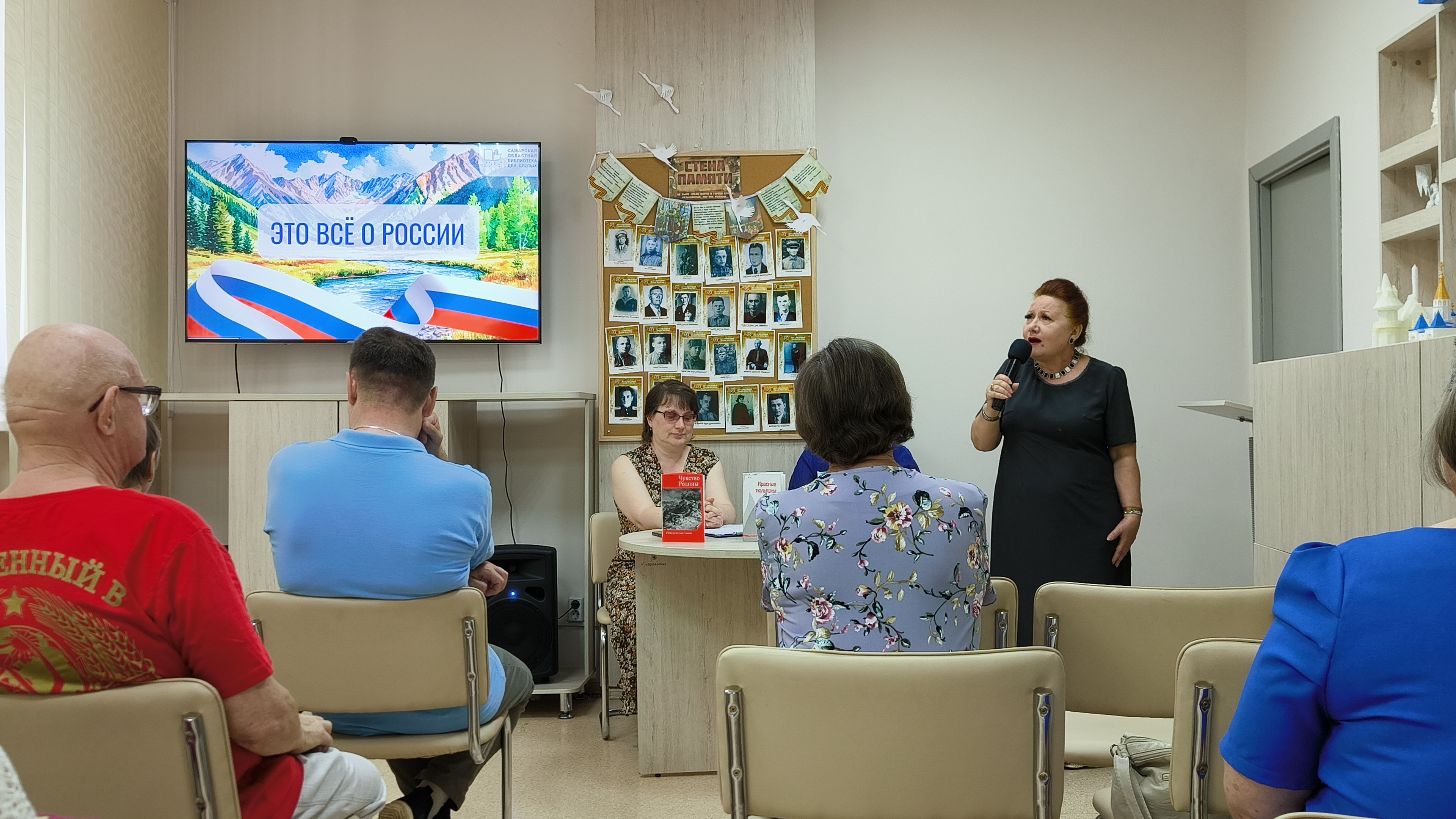 Исполнение песни "Тополя" солисткой Вокального Ансамбля "Ноктюрн" дома-культуры "Заря" Мариной Жердяевой