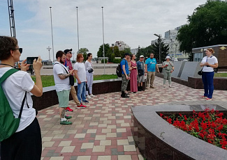 "Не спеша по набережной"