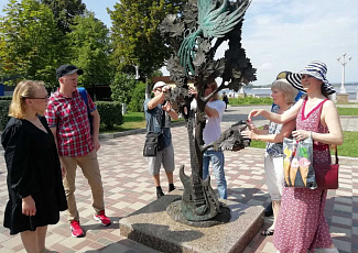 "Не спеша по набережной"