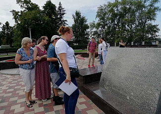 "Не спеша по набережной"