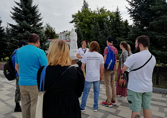 "Не спеша по набережной"