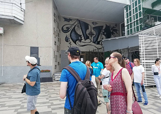 "Не спеша по набережной"